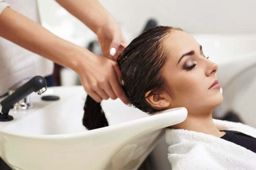 Технология мытья. Мытье головы в салоне. Спа процедуры для волос. Мытье волос в салоне. Салон красоты мытье волос.